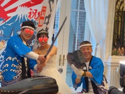サプライズ結婚式でマグロ入刀