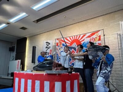 約85kgの巨大マグロを担いで登場！大手インフラ企業様の社内イベント
